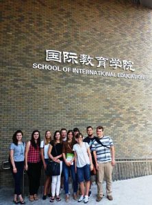 Studenci POlitechniki Krakowskiej przed budynkiem School of International Education Tianjin Polytechnic University